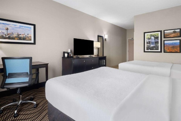 La Quinta Inn & Suites by Wyndham Knoxville Airport image 10
