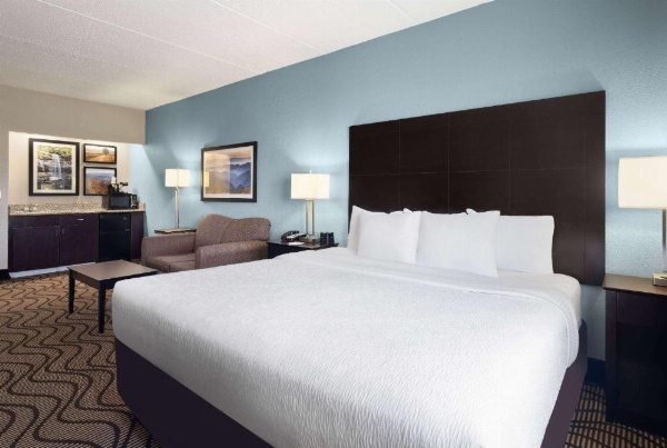 La Quinta Inn & Suites by Wyndham Knoxville Airport image 14