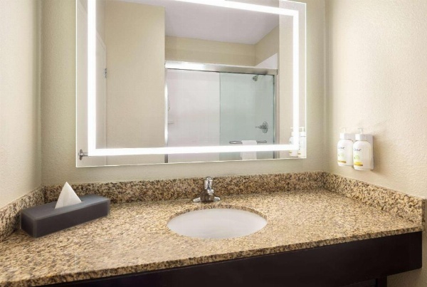 La Quinta Inn & Suites by Wyndham Knoxville Airport image 15