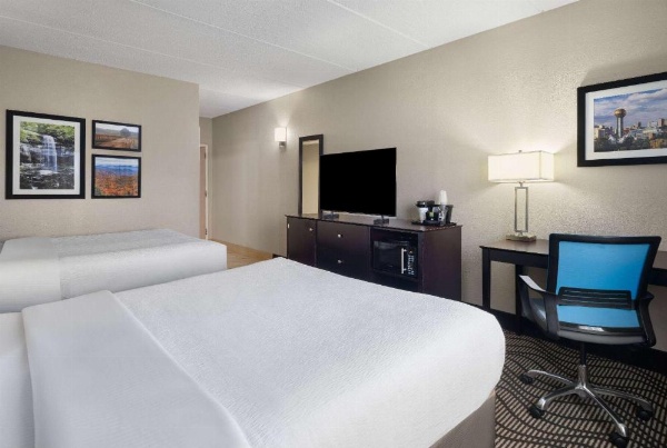 La Quinta Inn & Suites by Wyndham Knoxville Airport image 17
