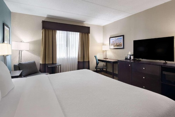 La Quinta Inn & Suites by Wyndham Knoxville Airport image 20